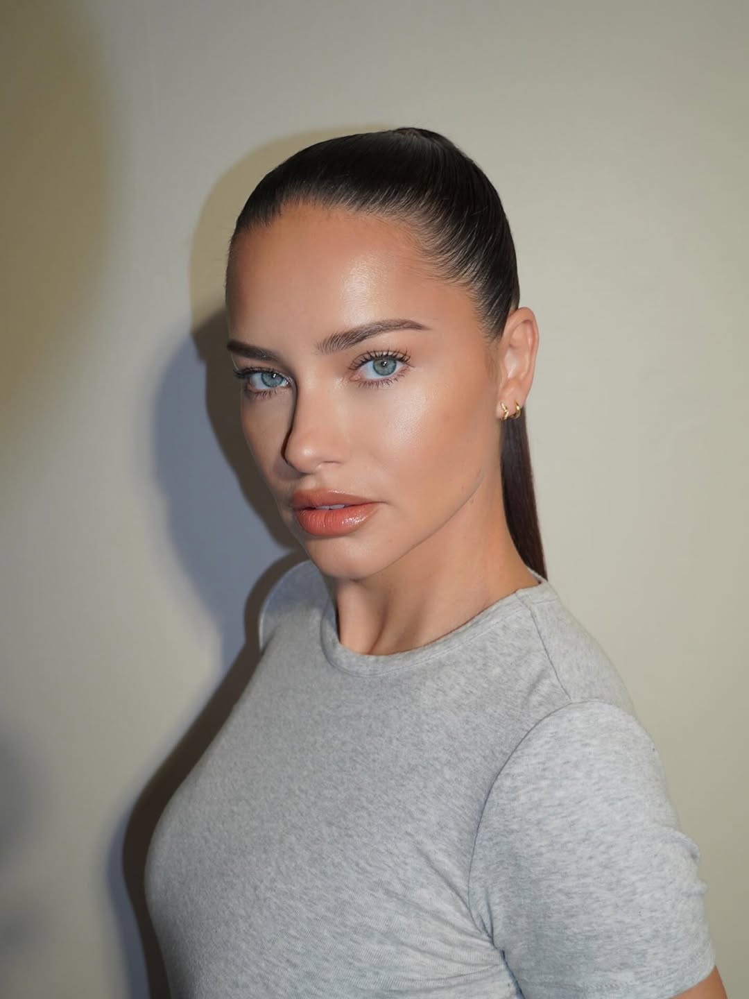 النجمة آش كلوم صورة من انستغرام خبير التجميل Scott King