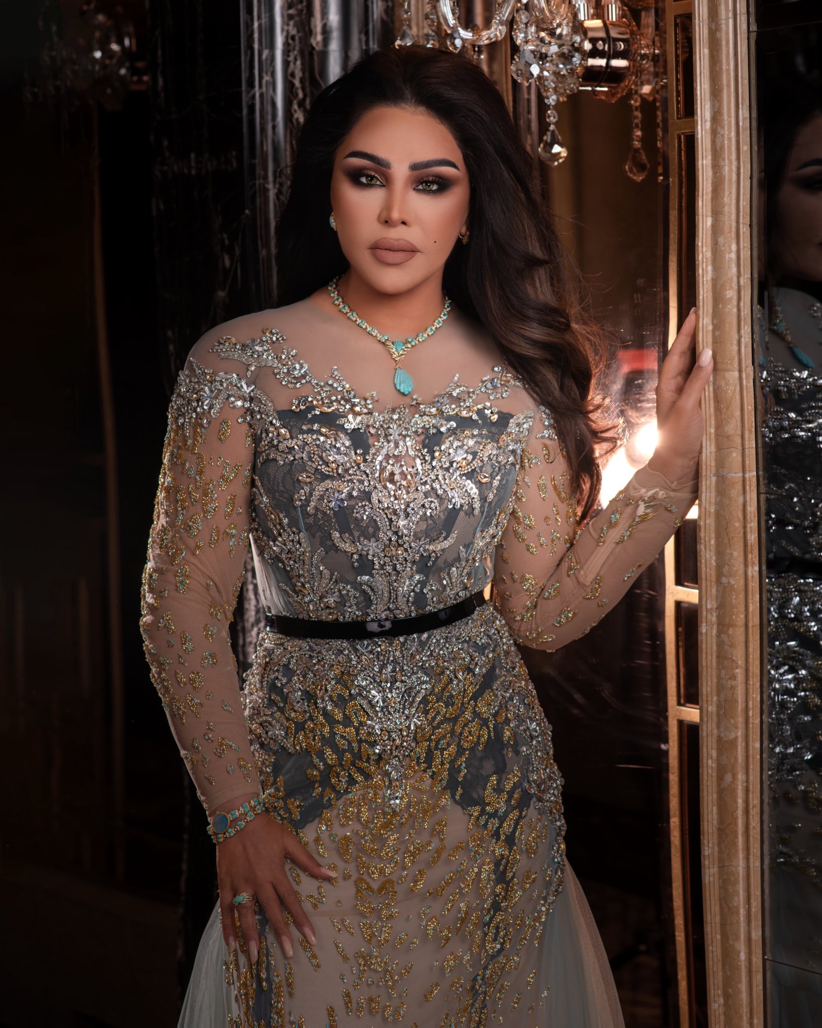 النجمة أحلام بمجوهرات ذهبية مُزينة بحجر بلون التركواز