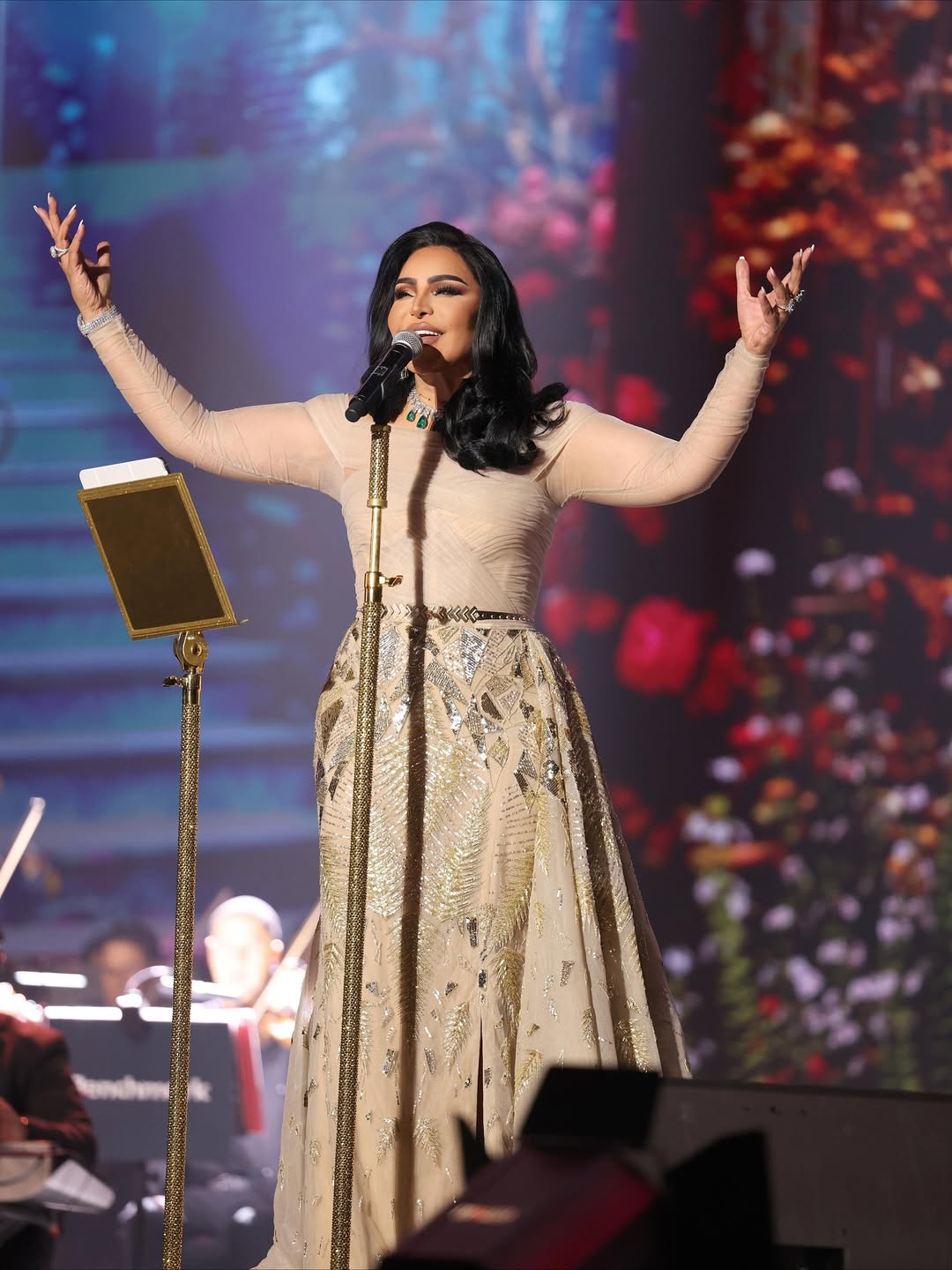 النجمة أحلام كانت من اكثر الفنانات اللواتي ارتدين صيحة التنورة الخلفية الكاب الكلوش