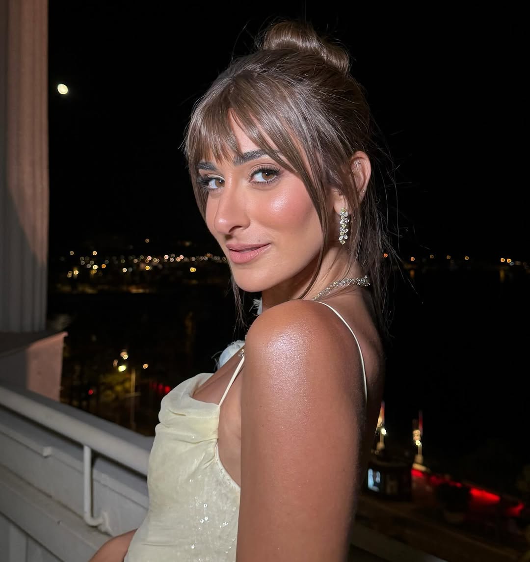 النجمة أمينة خليل بتسريحة شعر الكعكة