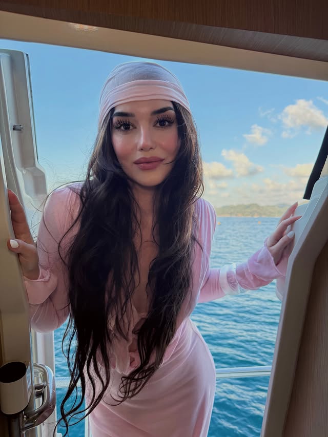 النجمة أيبوكة يلماز (Aybüke Yılmaz).