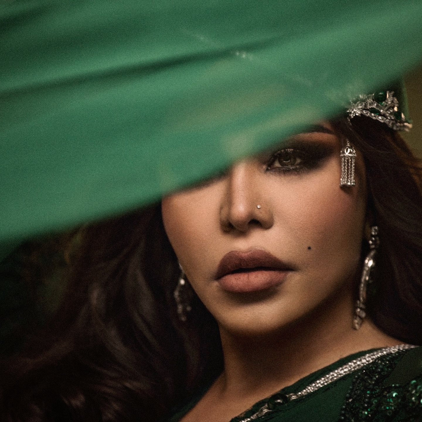 النجمة أحلام تتألق بمجوهرات فاخرة مستوحاة من ألوان علم الإمارات