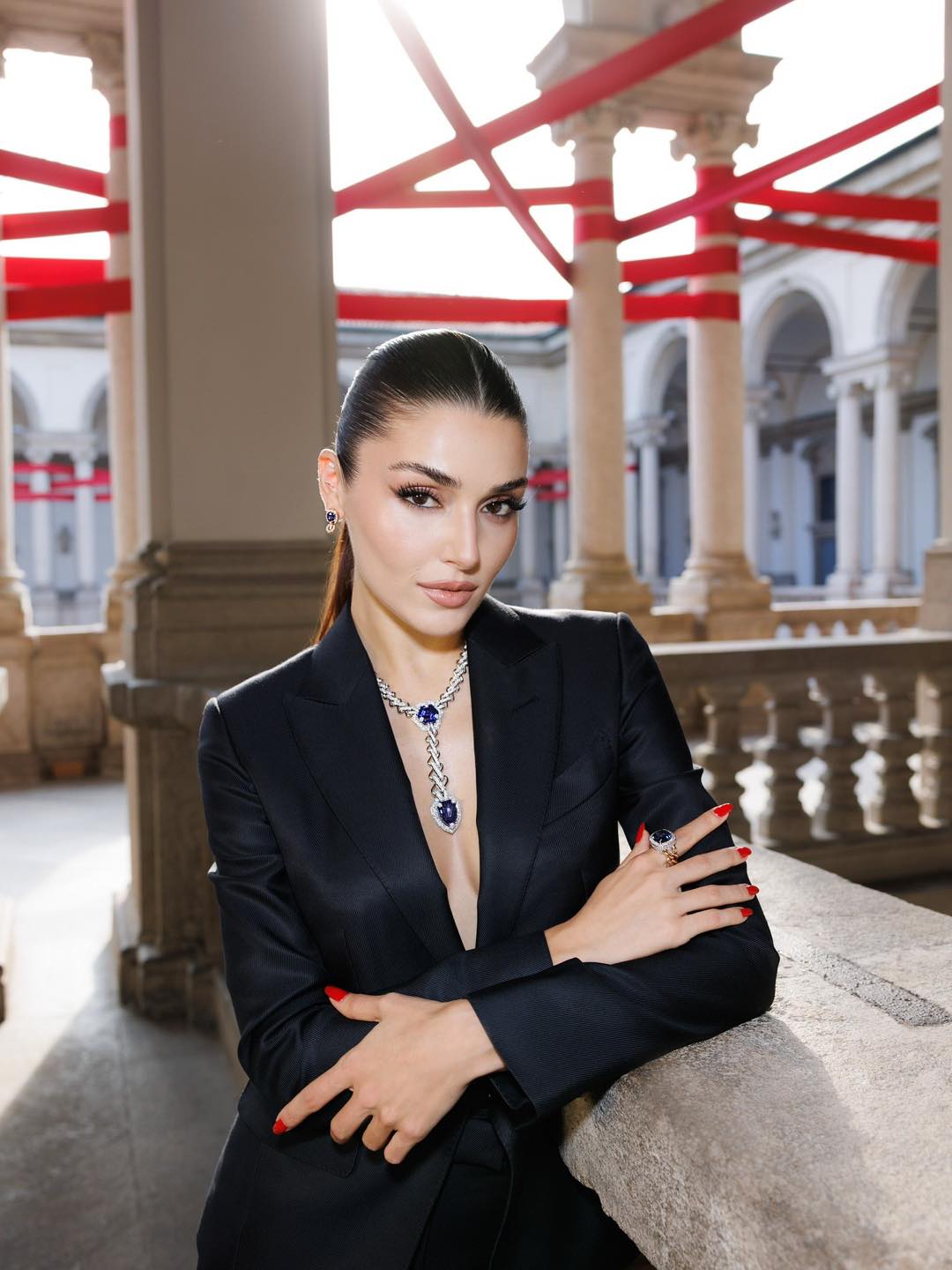 النجمة التركية الجميلة هاندا ارتشيل Hande Erçel بتصاميم مجوهرات أنثوية ناعمة