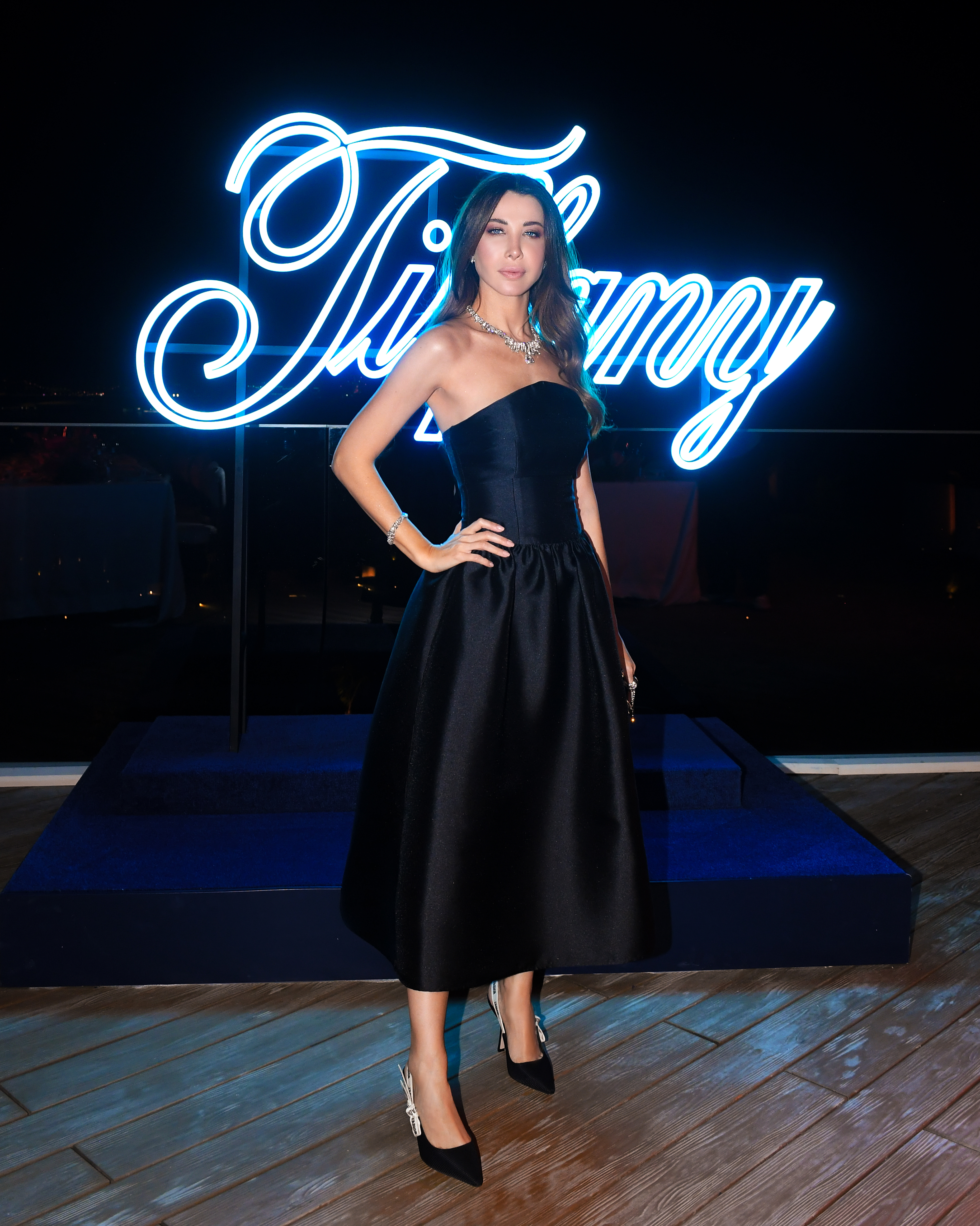 النجمة اللبنانية نانسي بقلادة وسوار Shooting Star وأقراط فارهة من دار تيفاني أند كو