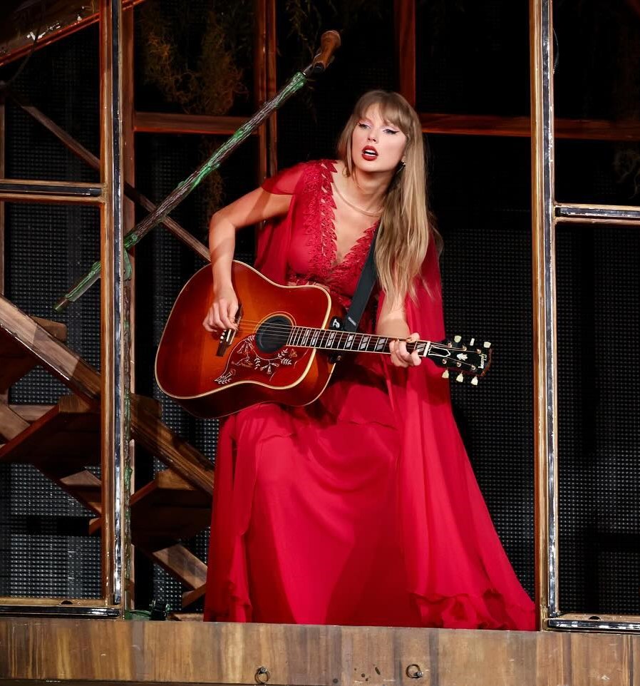 النجمة Taylor Swift تُعلن عن ألبومها وتختار تصاميم مجوهرات لافتة