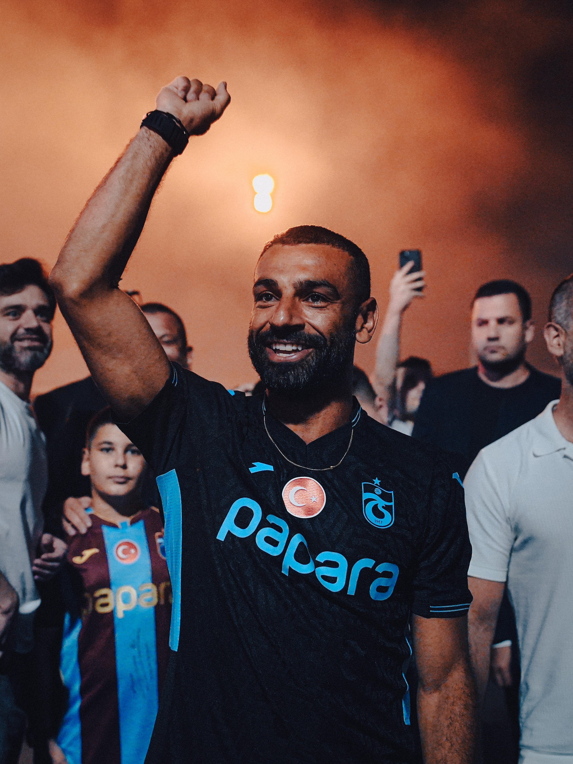 النجوم يحتفون بوصول محمد صلاح إلى تركيا