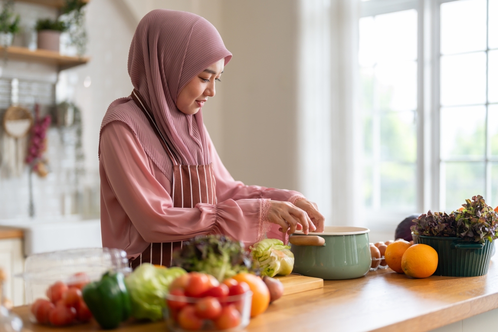 النظام الغذائي في رمضان، كما تشرح الدكتورة ماريا يزبك، يجب أن يركّز على تغذية الشعر من الداخل