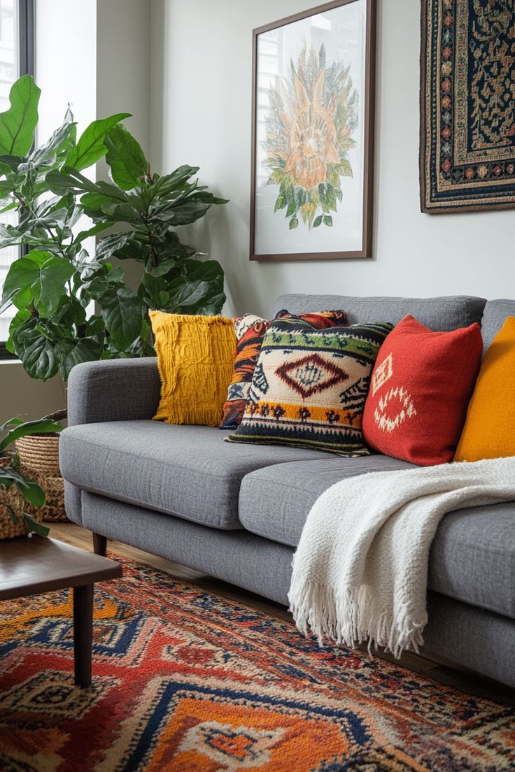 النقوشات الجريئة تليق على الأرائك ذات الألوان الهادئة