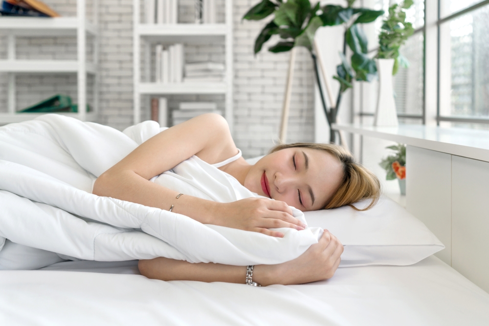 النوم على الجنب يؤدي إلى انتفاخ حول العين والخد