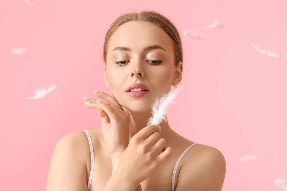 النياسيناميد يساعد البشرة الحساسة  على تخفيف الاحمرار والتهيج الناتج عن ضعف الحاجز الجلدي أو العوامل البيئية القاسية