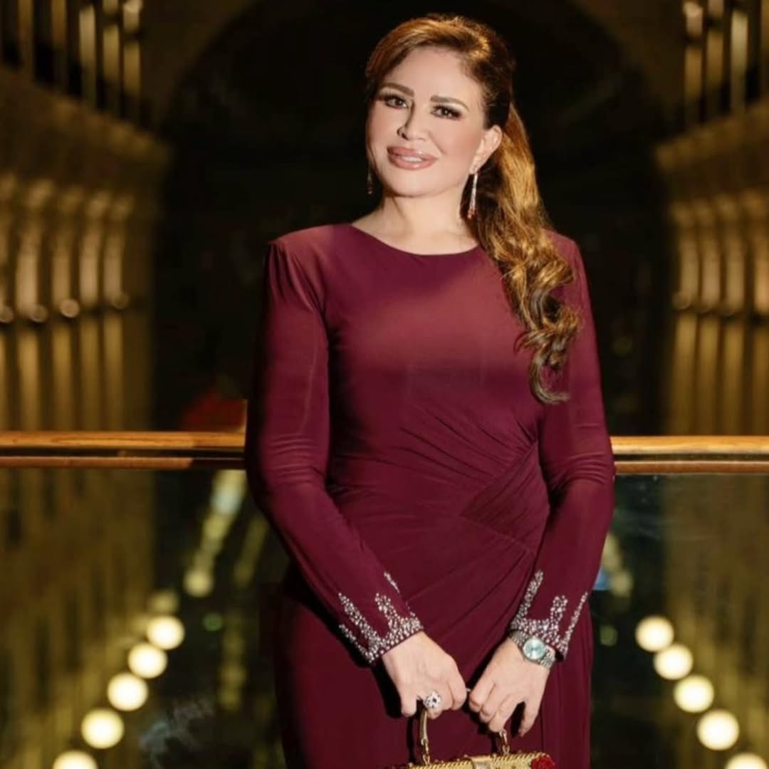 إلهام شاهين بمكياج برغندي