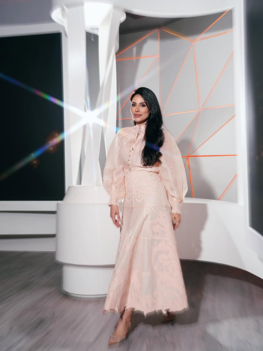 إلهام علي تخطف الأنظار بإطلالة الفستان ميدي