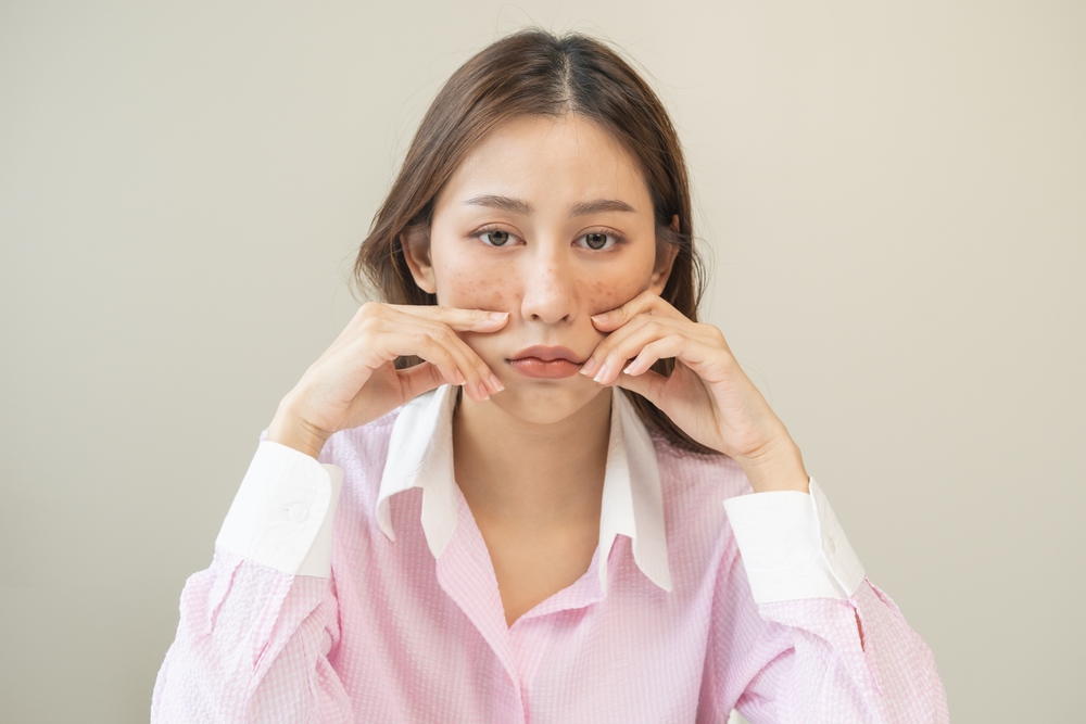 الهواء الساخن من المدافئ يزيد تبخر الماء من البشرة وبالتالي جفاف الجلد