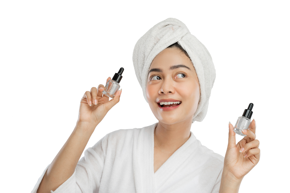 الهيالورونيك يضيف الماء إلى البشرة، والسكوالين يساعد في حفظ هذا الماء داخل الجلد