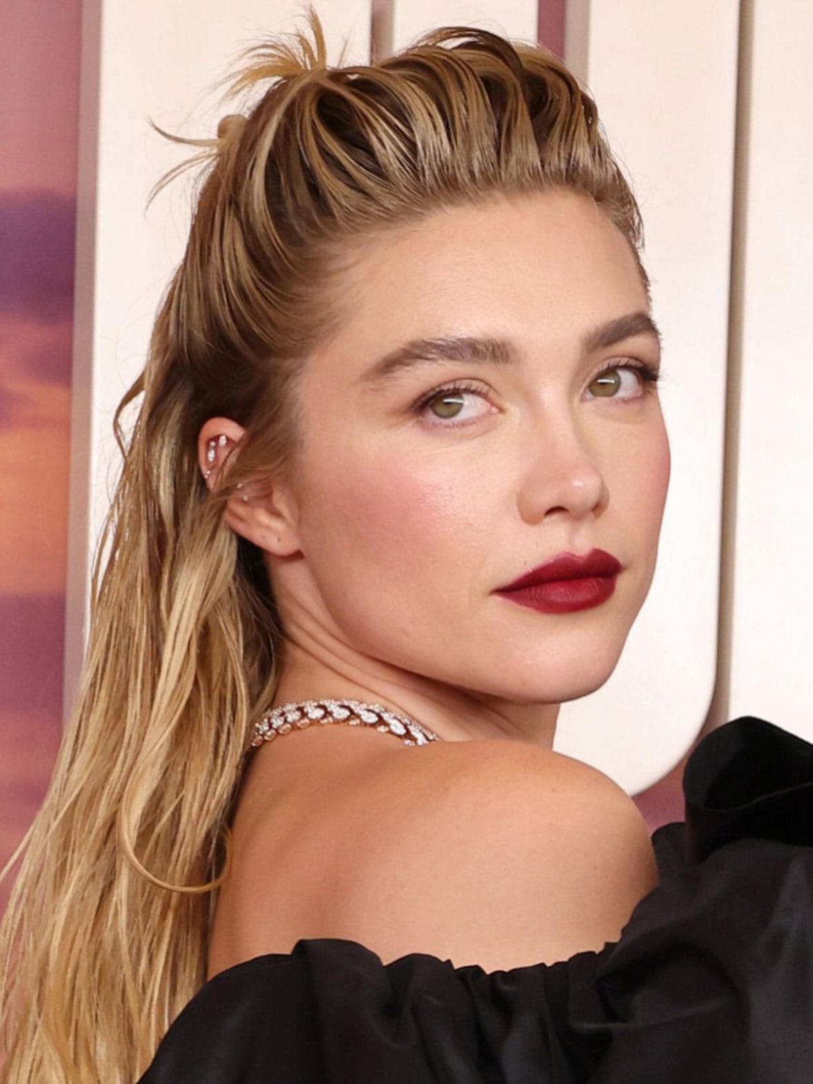 الوان احمر الشفاه البرغندي من وحي Florence Pugh- الصورة من حساب خبير المكياج Alex Babsky على انستغرام
