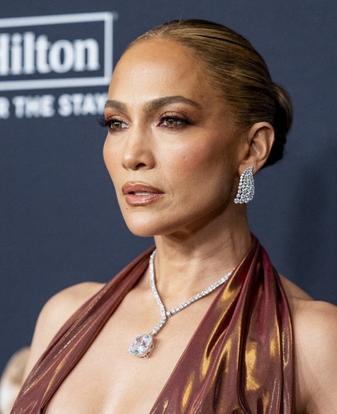 الوان احمر الشفاه البني بأسلوب Jennifer Lopez