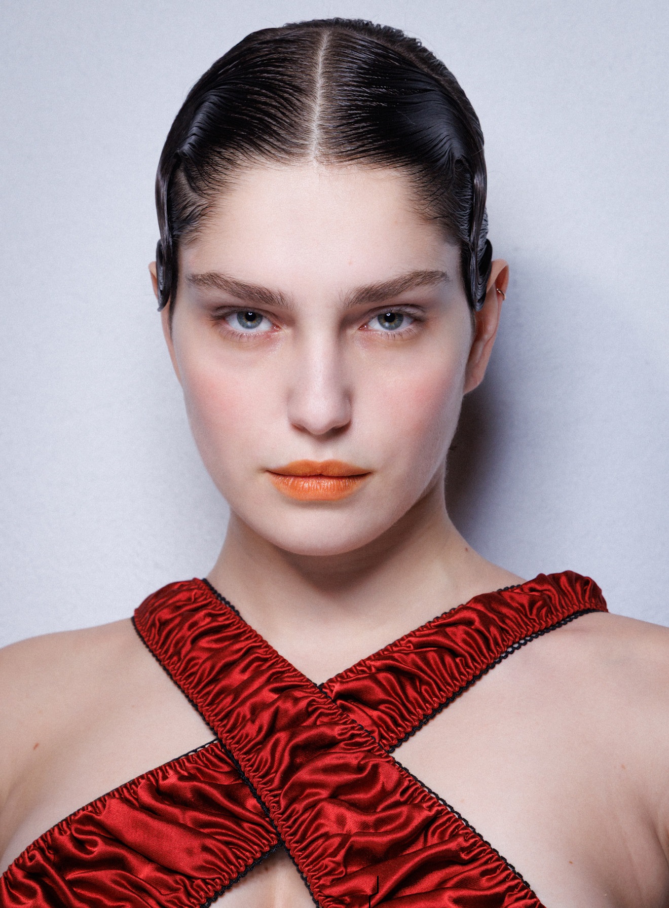 الوان احمر الشفاه القوي والمرجاني من دار Sinéad O'Dwyer