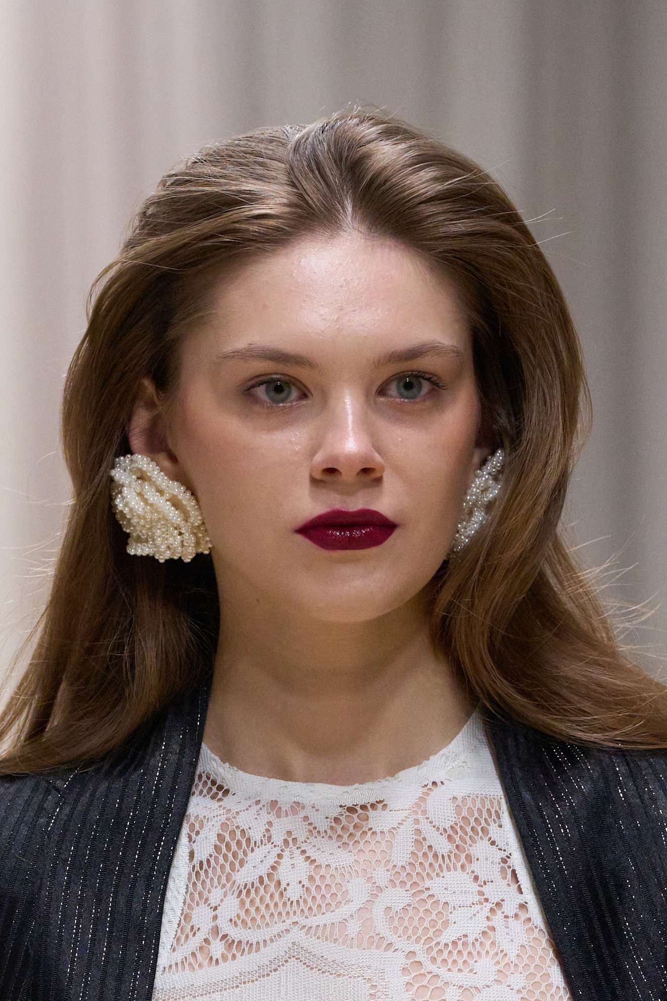 الوان احمر الشفاه القوي والمشرق بتموجات اللون البرغندي من دار Emergency Room