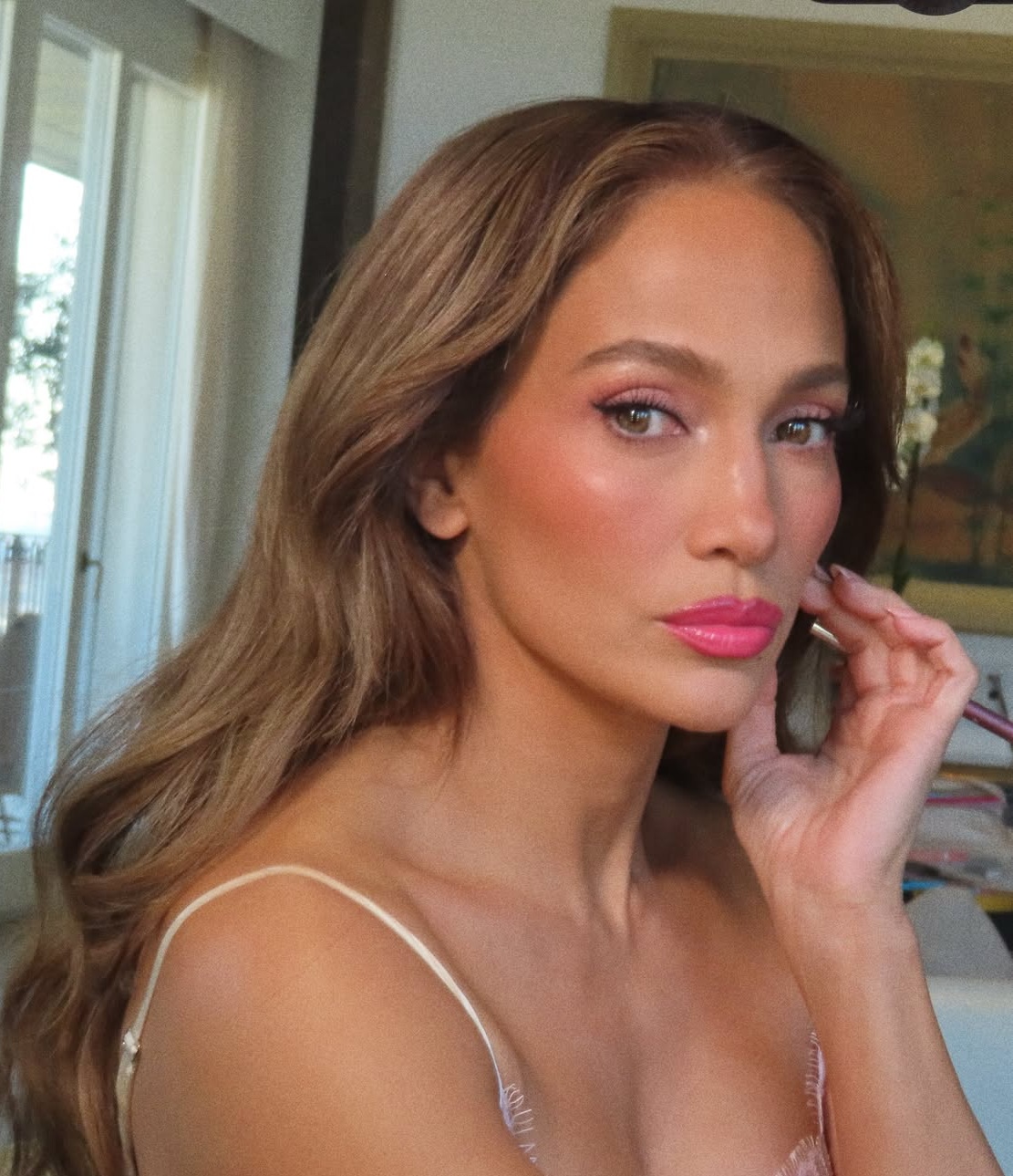 الوان احمر الشفاه القوية والوردية بأسلوب Jennifer Lopez- الصورة من حساب Justine Marjan على انستغرام