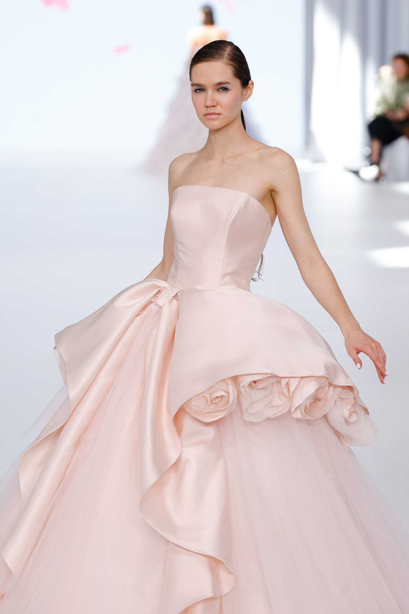 الوردي الحالم لعروس Kiyoka Hata