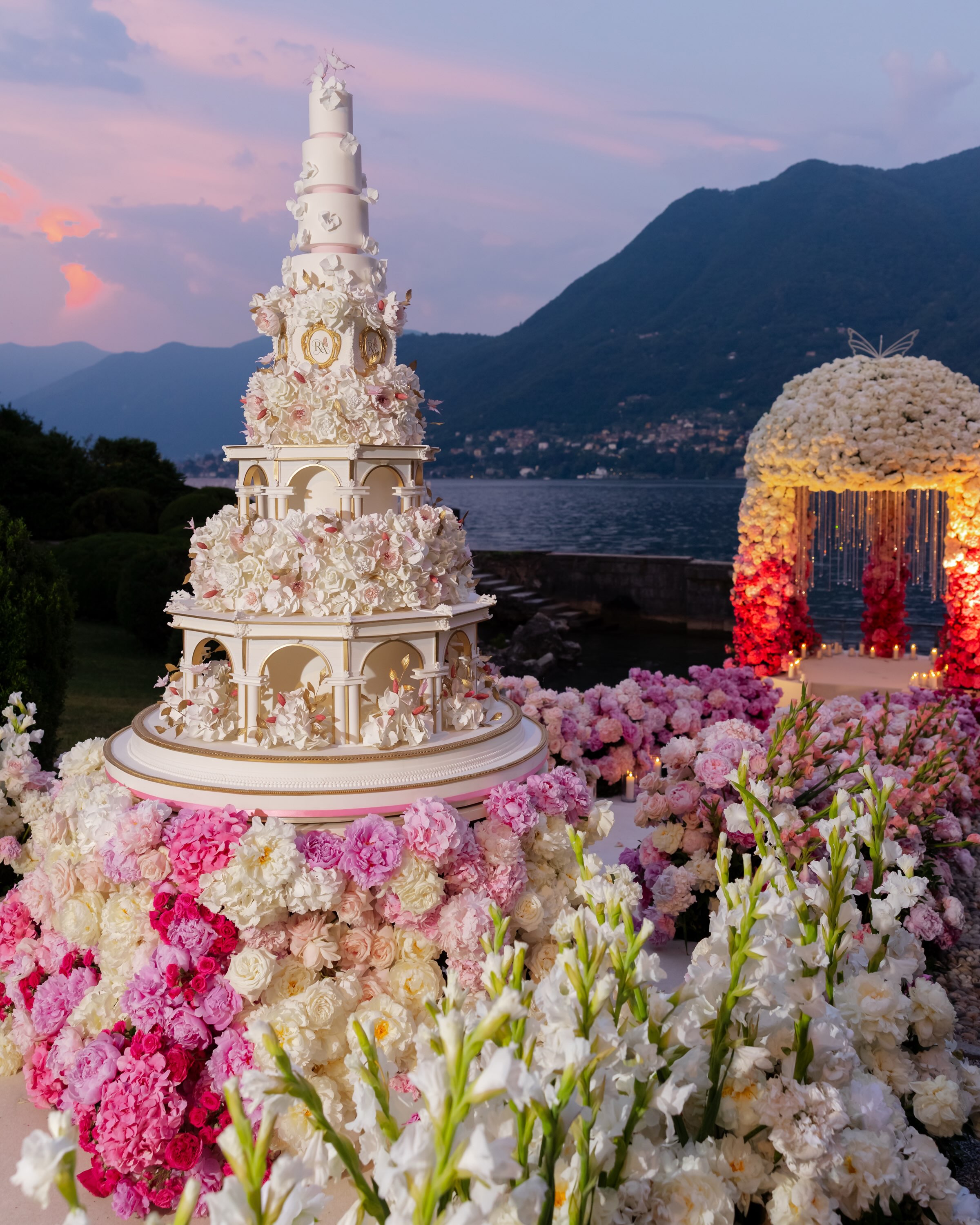 الوردي عند الغروب -@The Lake Como Wedding Agency