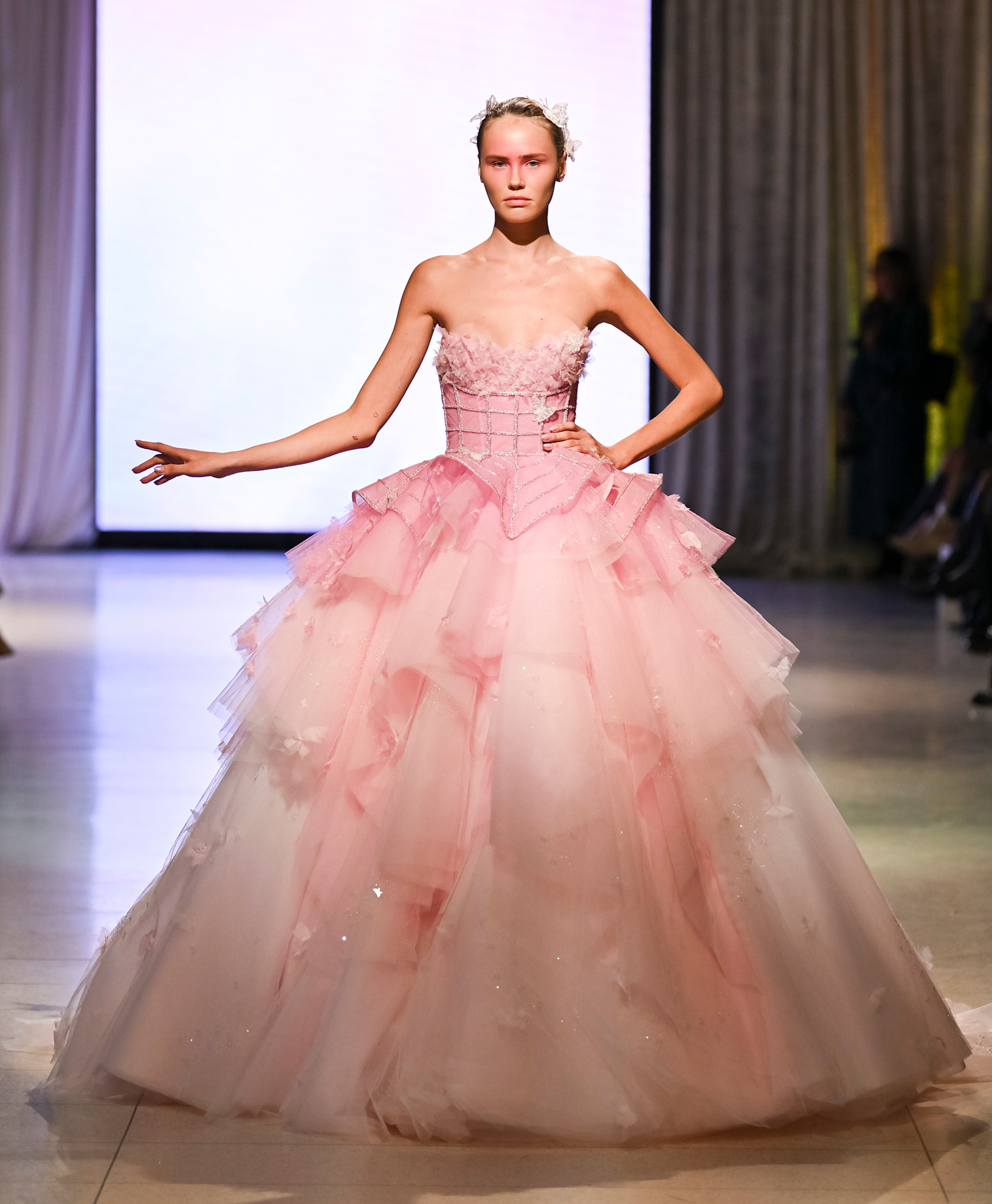 الوردي في إطلالات زفاف إناس دي سانتو