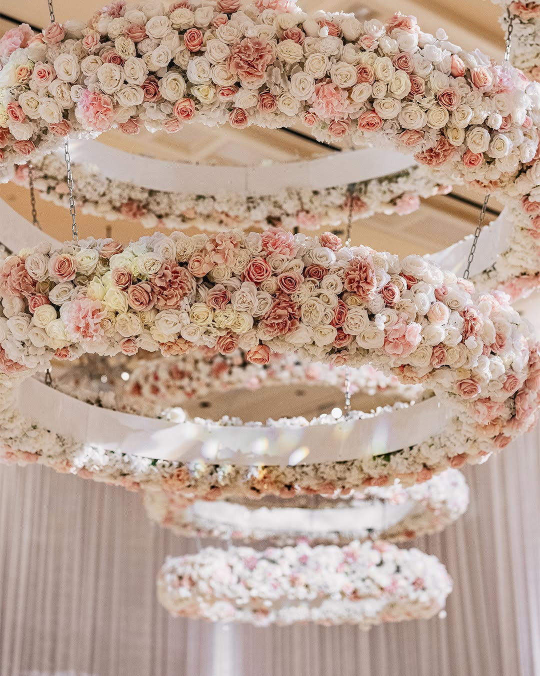 الوردي في الأسقف_ الصورة من صفحة Breakers Wedding