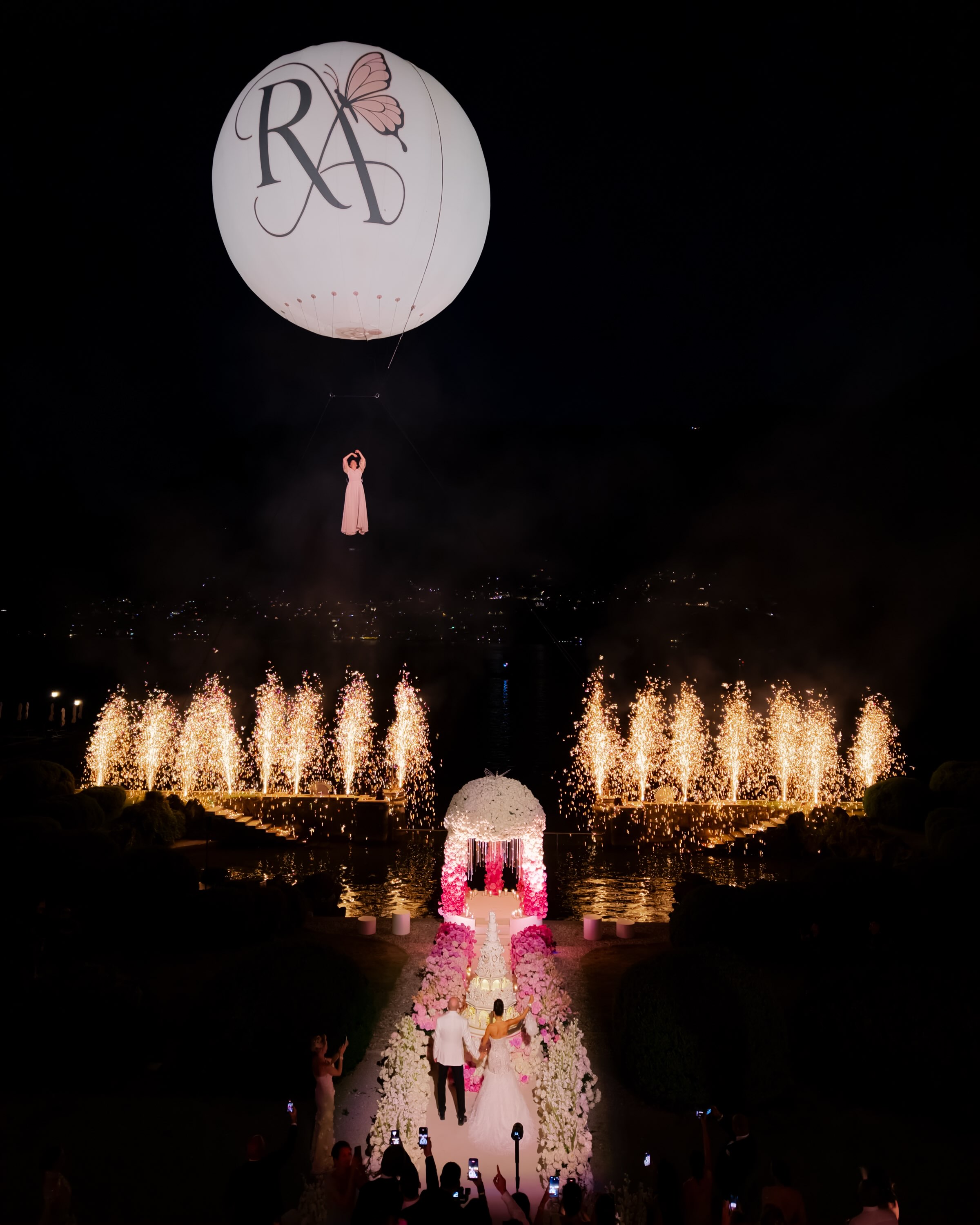 الوردي في حفلات الهواء الطلق- الصورة من The Lake Como Wedding Agency @
