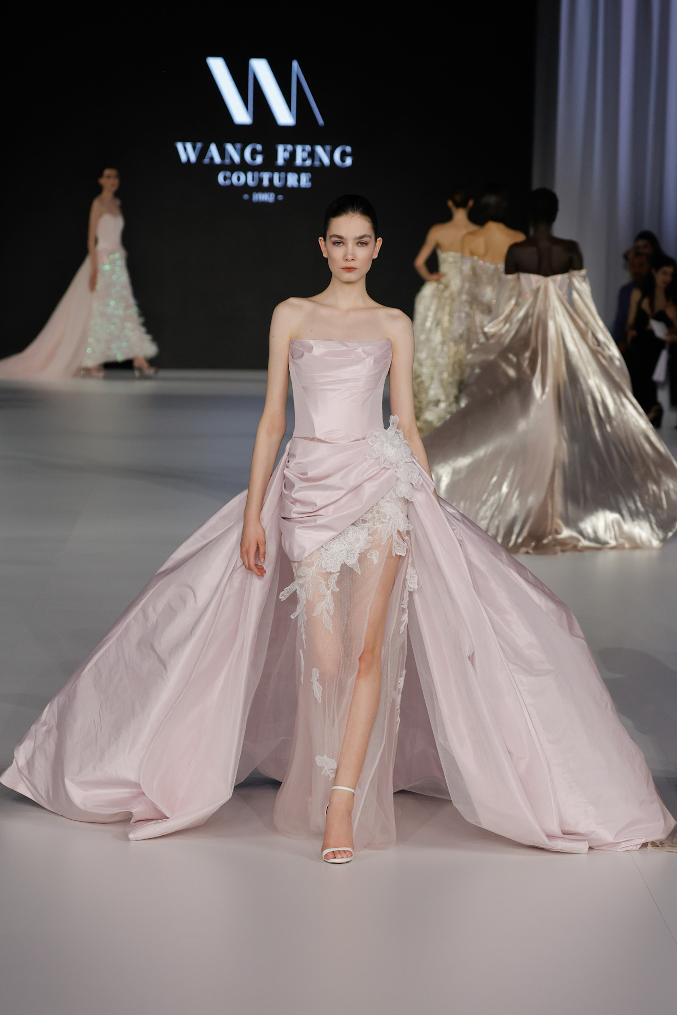 الوردي في عروض  Wang Feng