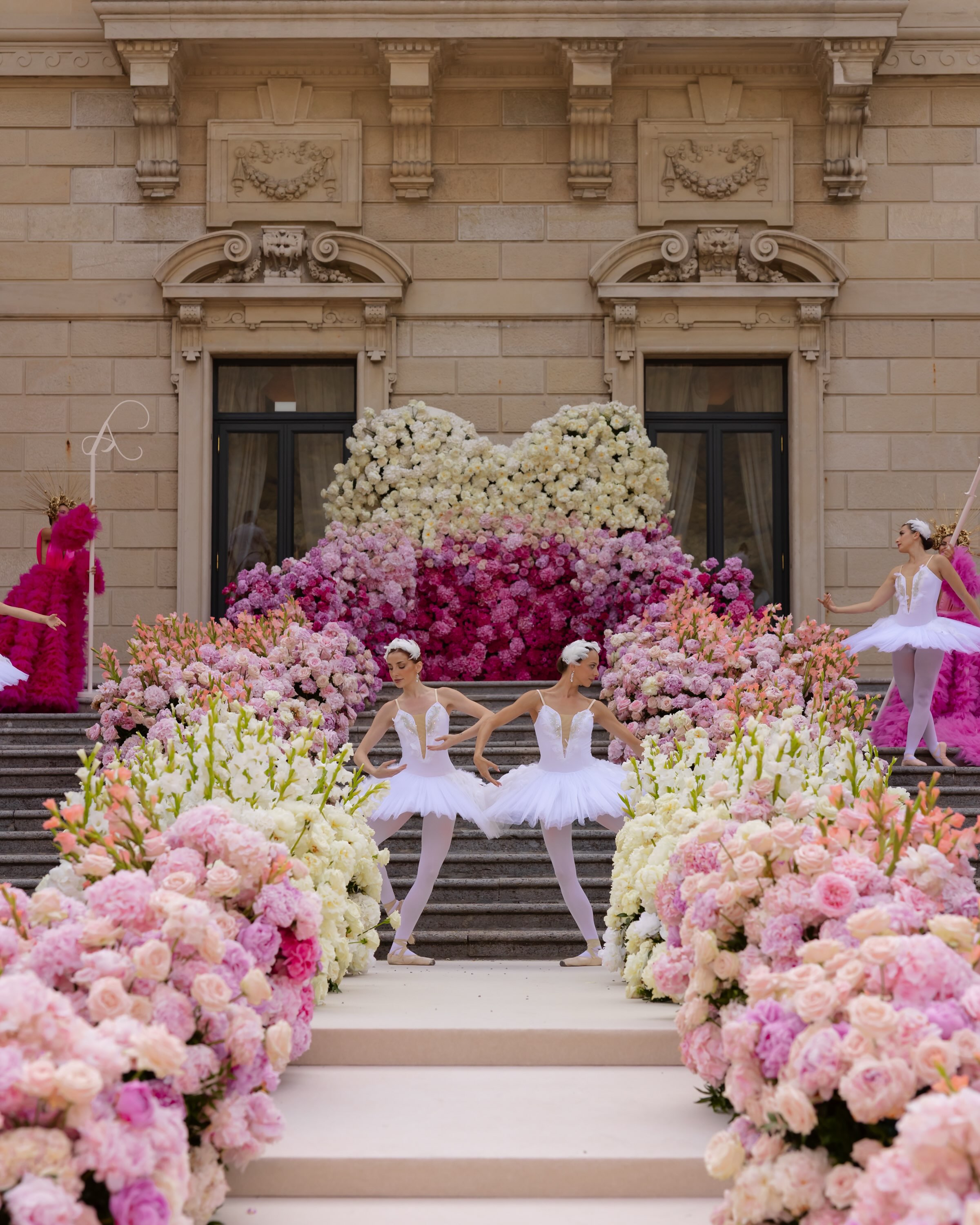 الوردي يزين حفلات الزفاف- من صفحة @The Lake Como Wedding Agency