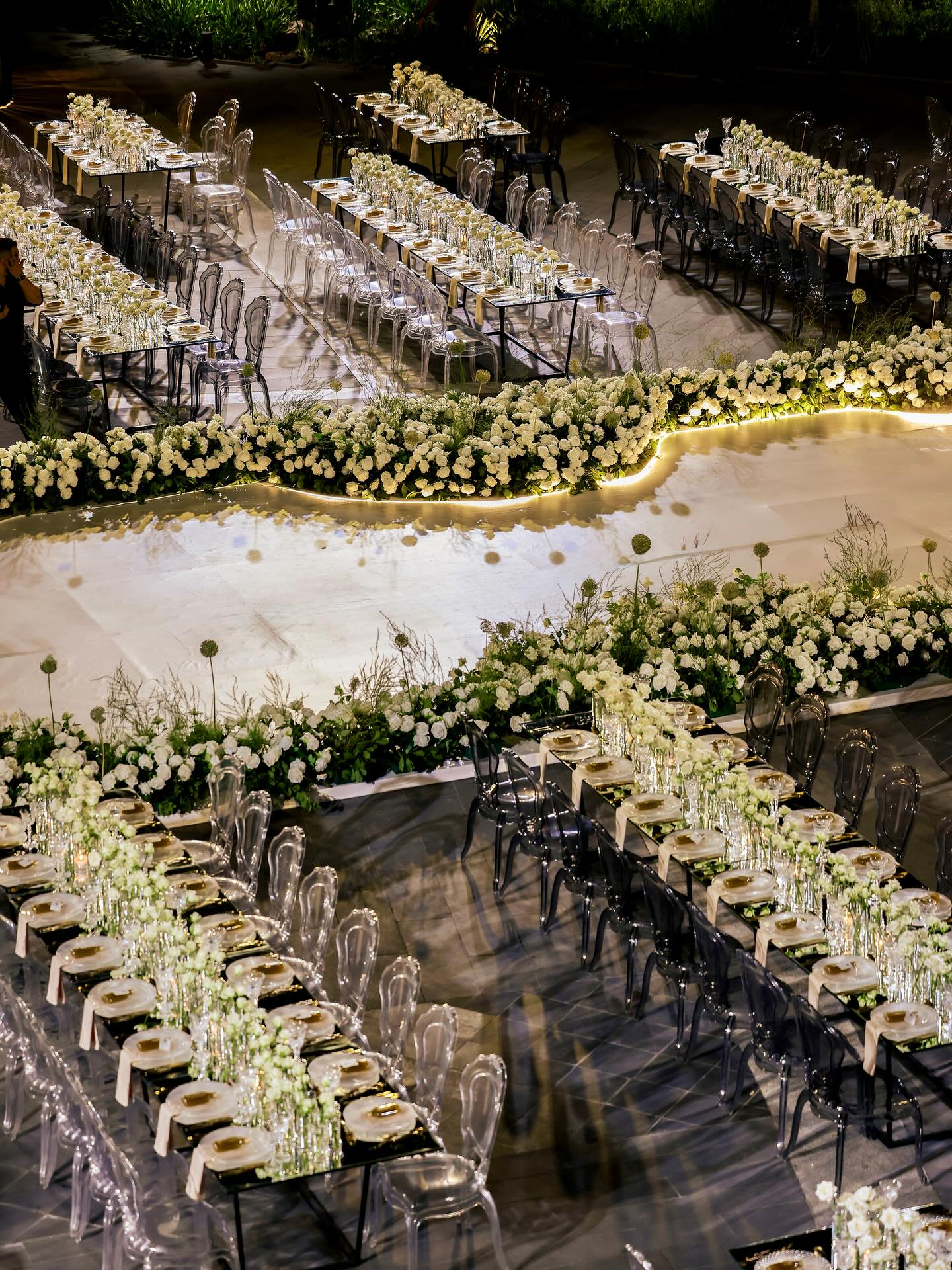 الورود البيضاء وديكورات الربيع