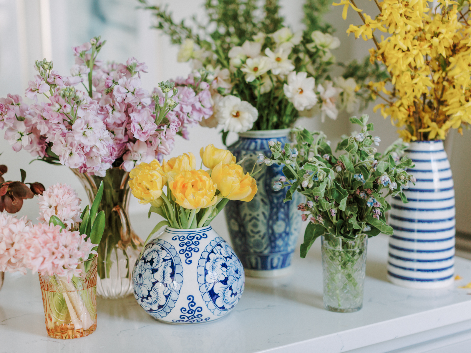 الورود في المزهريات المزخرفة من أجمل أفكار تزيين طاولات المنزل في العيد