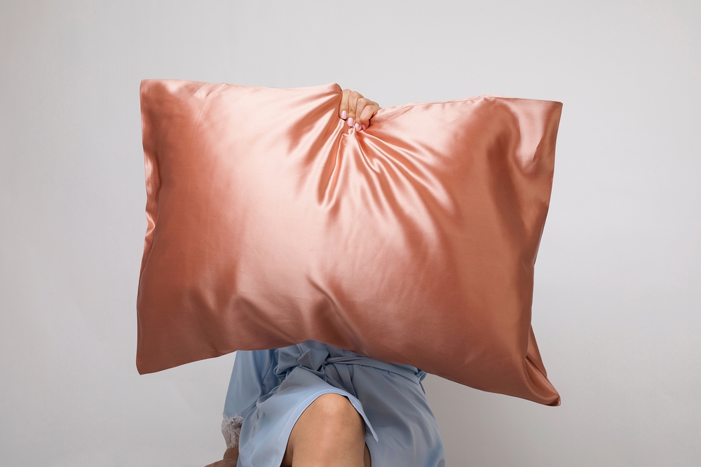 الوسادة المصنوعة من الحرير تمتاز بسطح أملس للغاية يسمح للبشرة بالانزلاق بسهولة، مما يقلل الاحتكاك