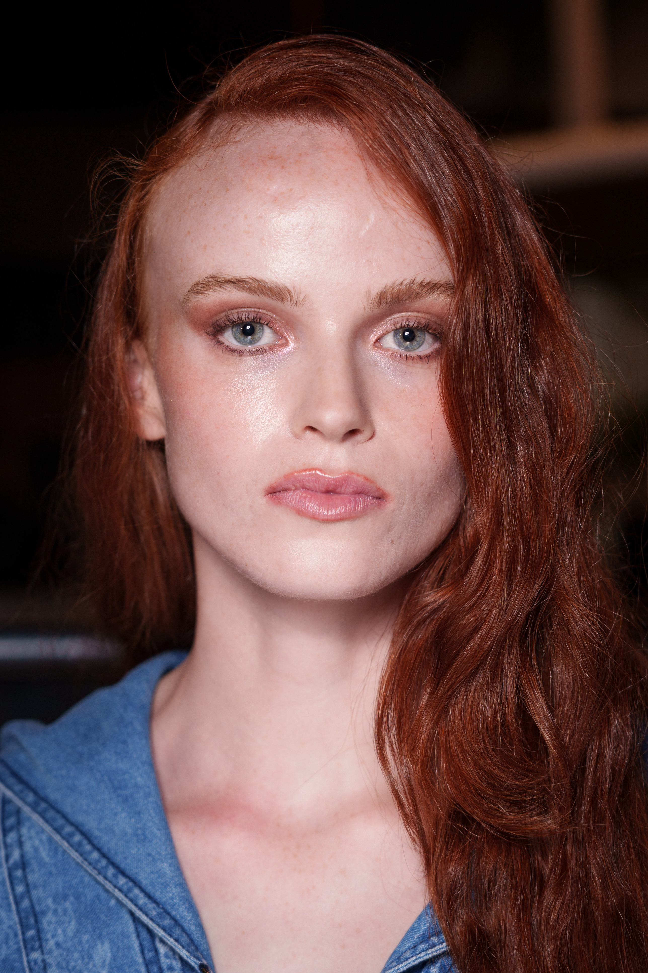 الوصفات الطبيعية الآمنة الأفضل للعناية بالشعر المصبوغ باللون الأحمر