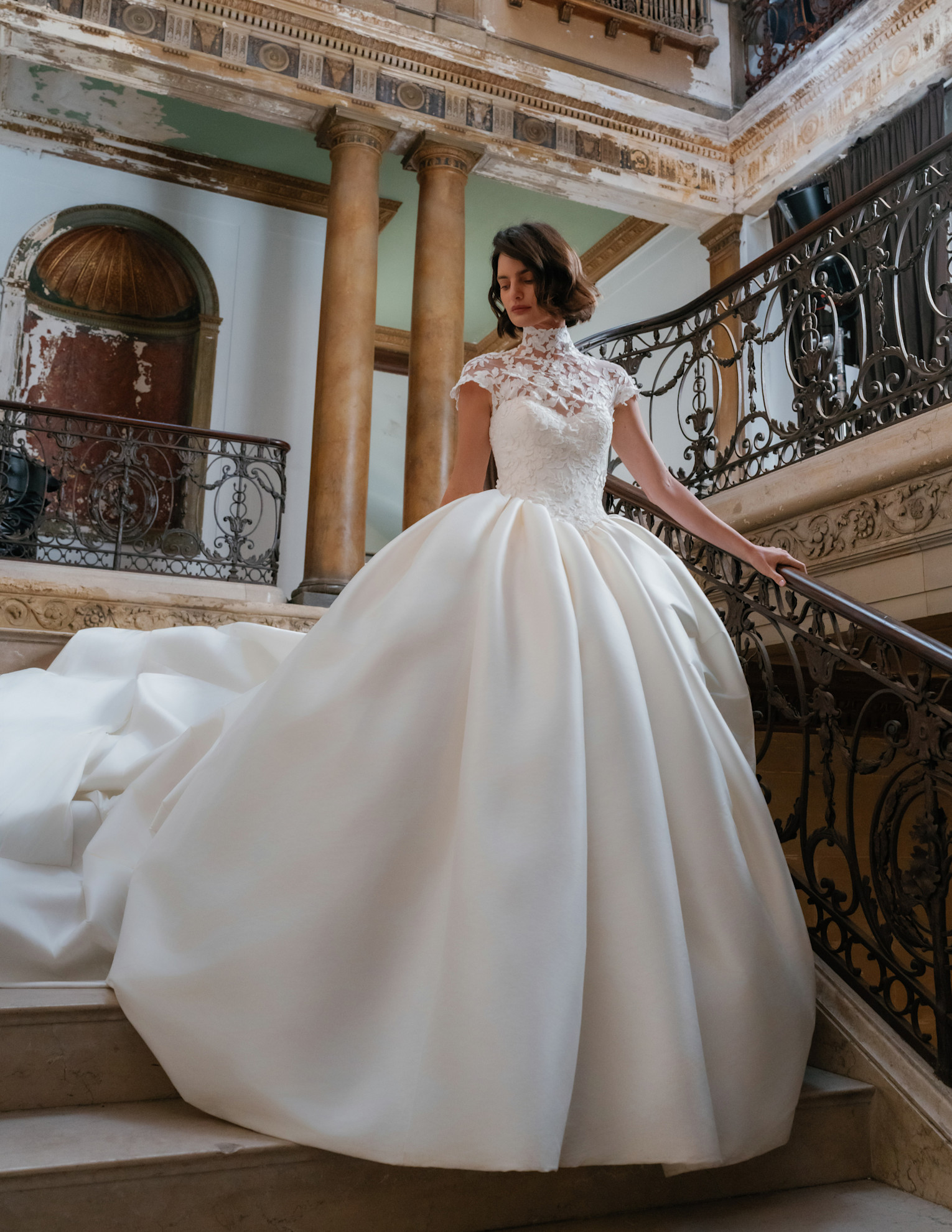 الياقة المطرزة في فساتين زفاف  ساريه نوري لربيع 2027