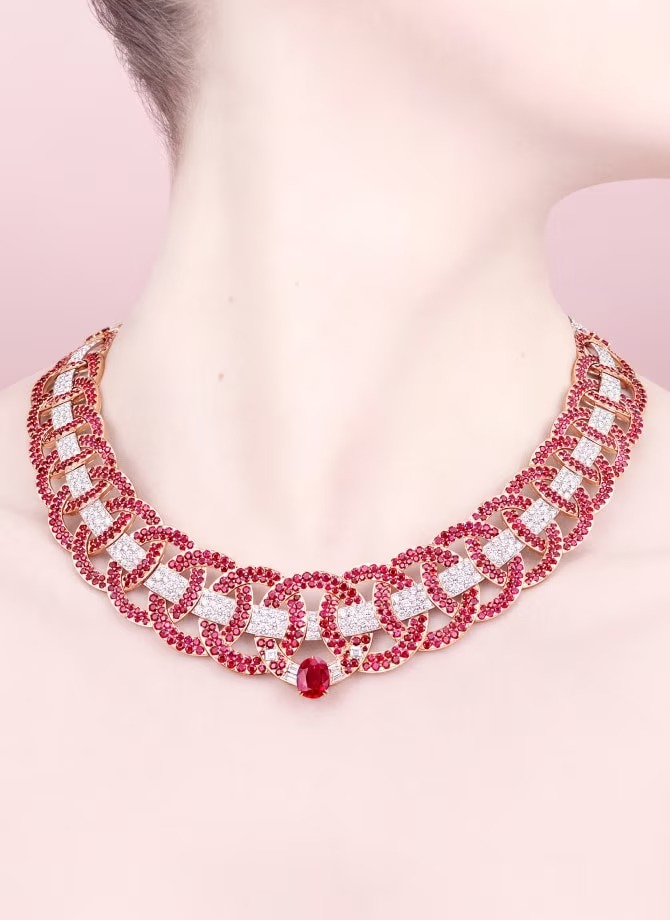 الياقوت الأحمر حجر يوليو في مجوهرات فاخرة من  Van Cleef & Arpels