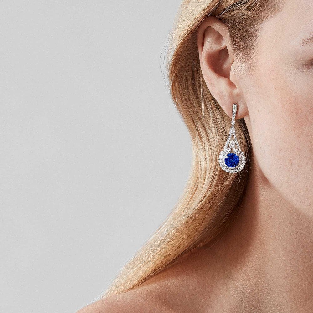 الياقوت الأزرق في أقراط من مجوهرات Garrard