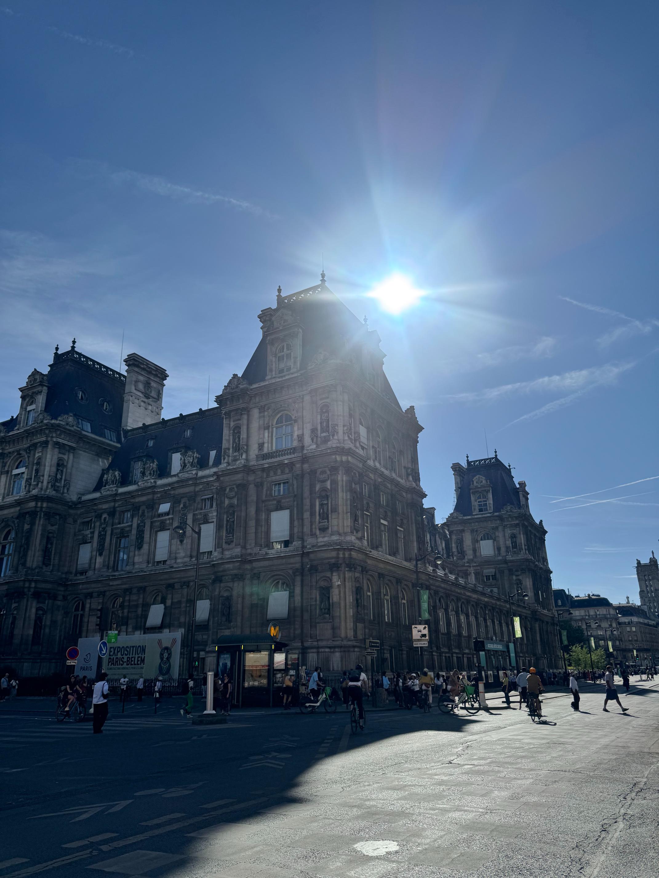 اليوم 1 - باريس تحت شمس الصيف الساطعة، أمام مبنى Hôtel de Ville التاريخي