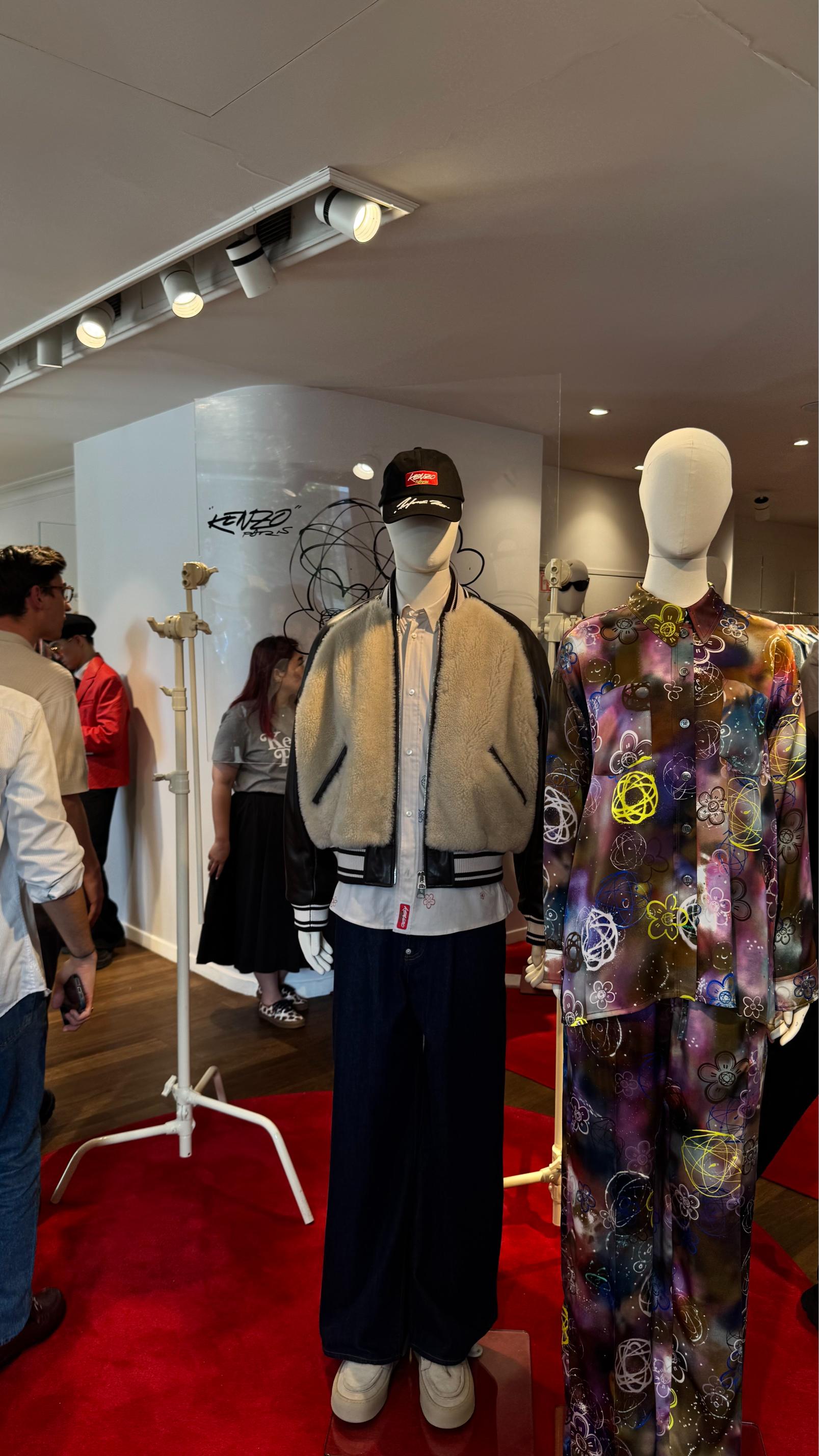اليوم 3 - عرض من توقيع Kenzo بالتعاون مع Futura داخل المتجر الرئيسي للعلامة في باريس، بتصاميم جريئة تنبض بروح الشارع.
