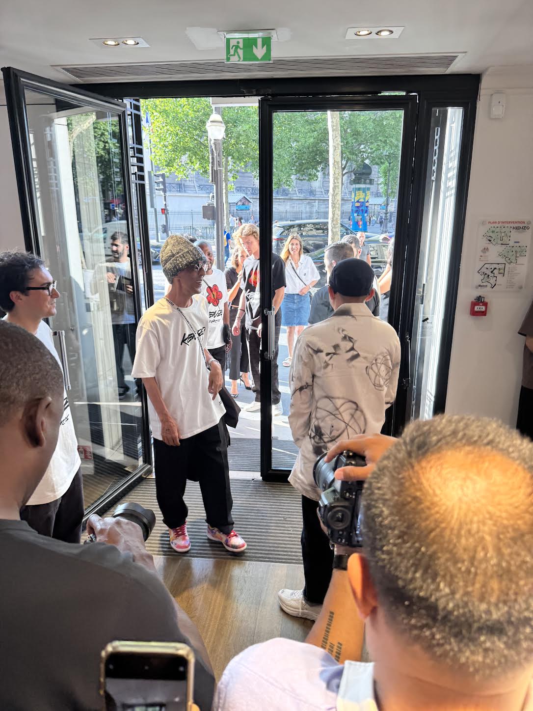 اليوم 3 - لحظة وصول NIGO إلى عرض Kenzo داخل المتجر الرئيسي في باريس، محاطًا بعدسات المصورين وعشّاق الموضة الذين حضروا لاكتشاف أحدث تعاون مع الفنان Futura