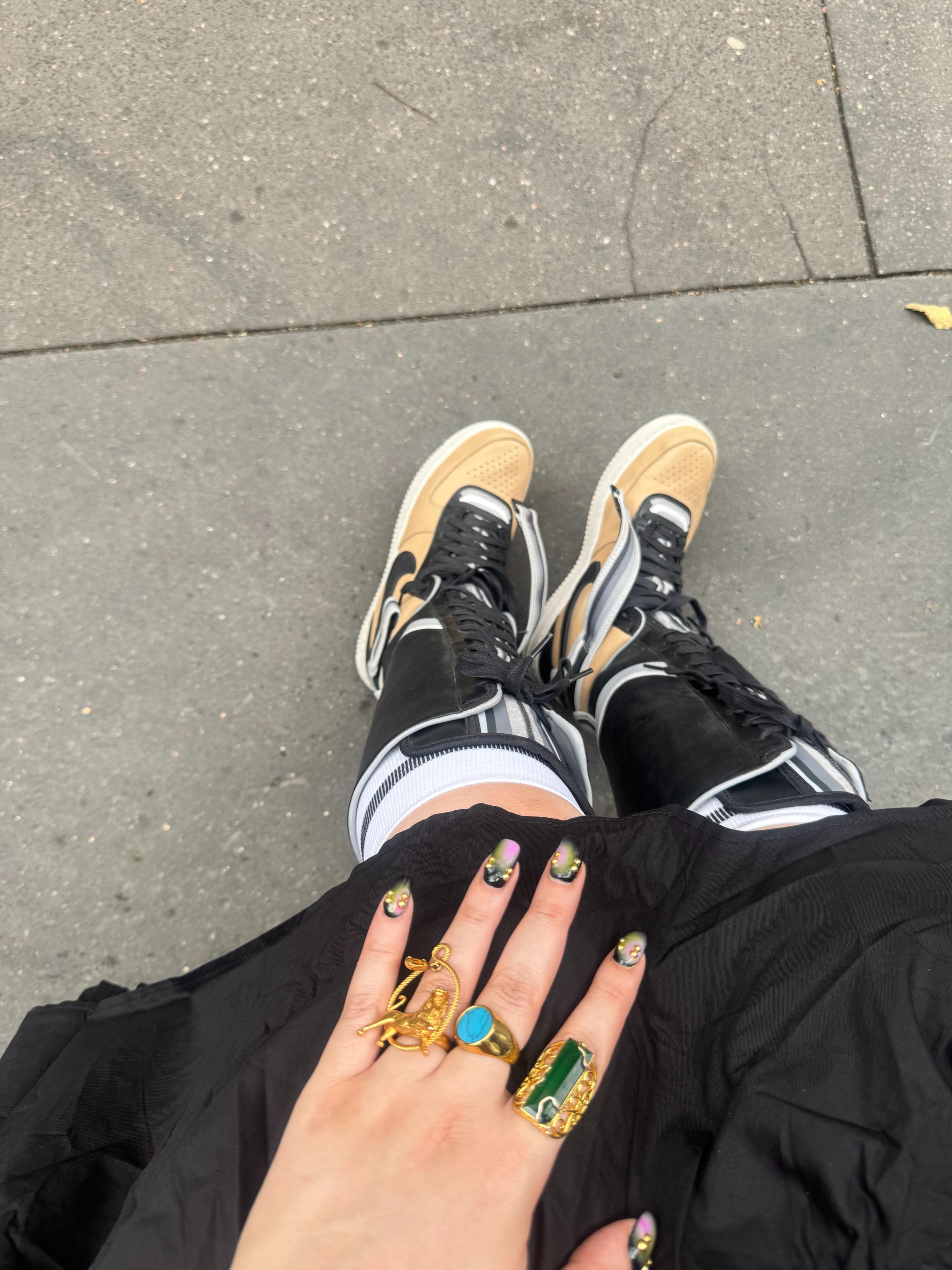 اليوم 4 - جواهر الدخيّل ترتدي حذاءها المفضل من تعاون Nike x Riccardo Tisci، بأسلوب جريء يجمع بين الأناقة والراحة