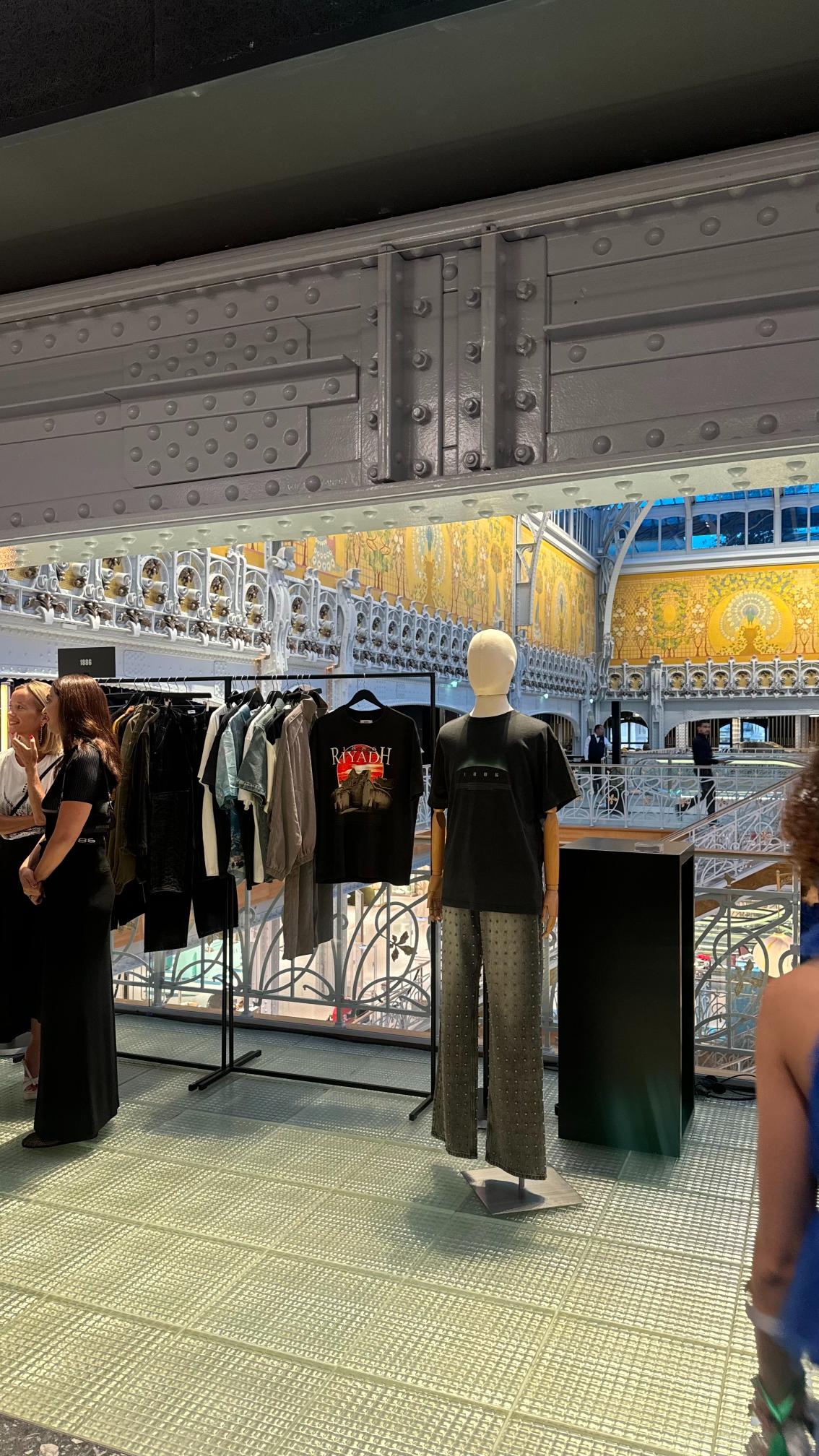 اليوم 5 - تصميمات علامة 1886 في قلب La Samaritaine ضمن معرض Saudi 100 Brands