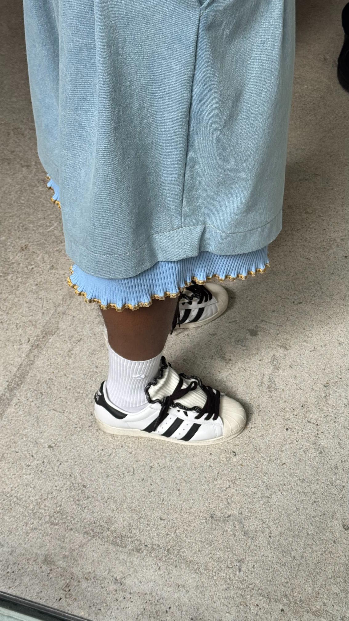 اليوم 5 - جواهر الدخيّل ترتدي حذاء Anthony Cayldon بالتعاون مع adidas، بتصميم يجمع بين الجورب والحذاء في تناغم أنيق ومبتكر