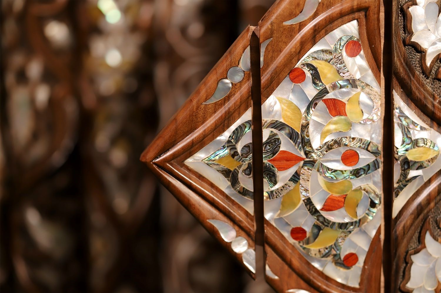 انبثقت المجموعة من رغبة عميقة في إحياء حِرفة التصديف الإسلامية المهددة بالاندثار