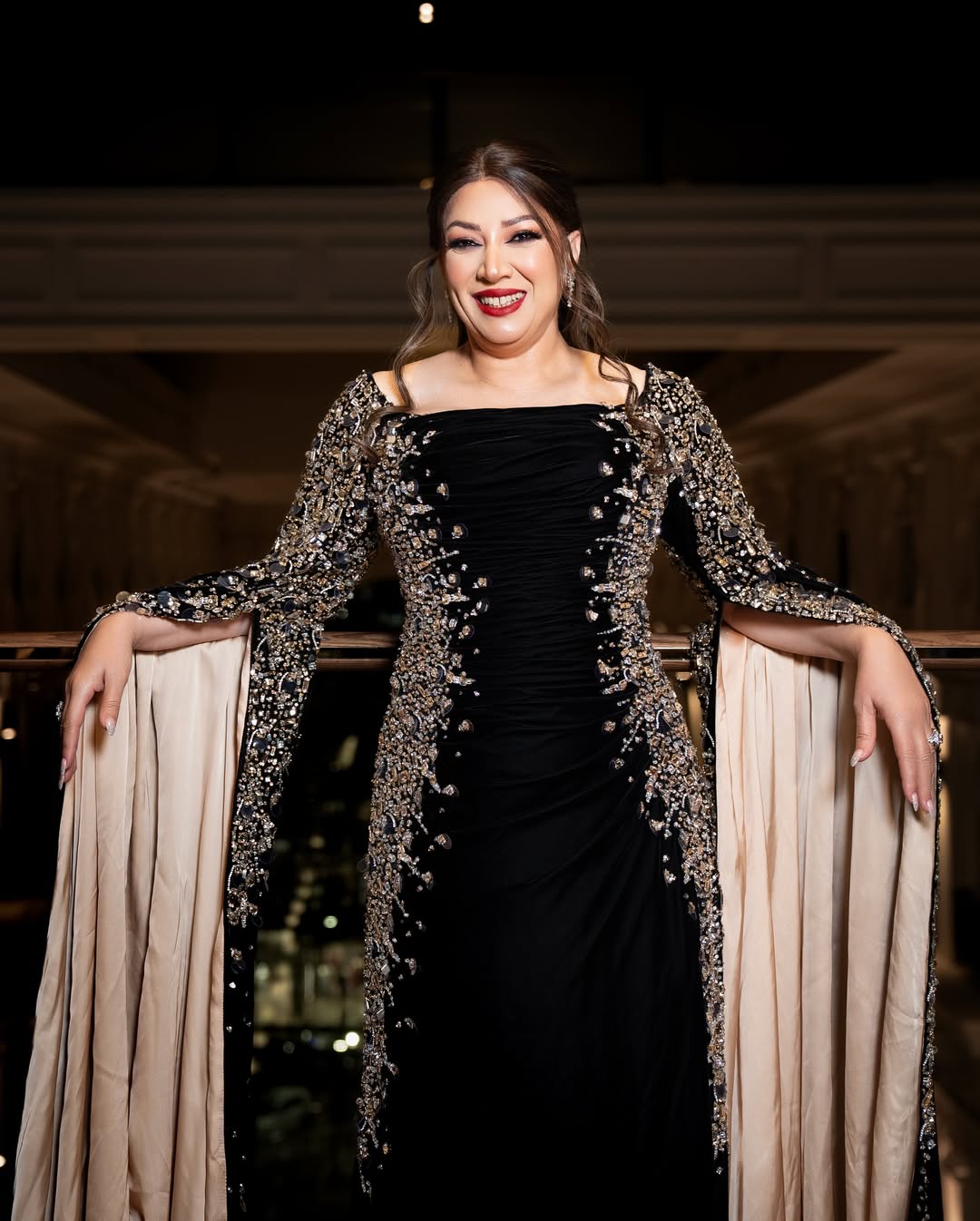 انتصار بصيحة فستان المخمل الأسود