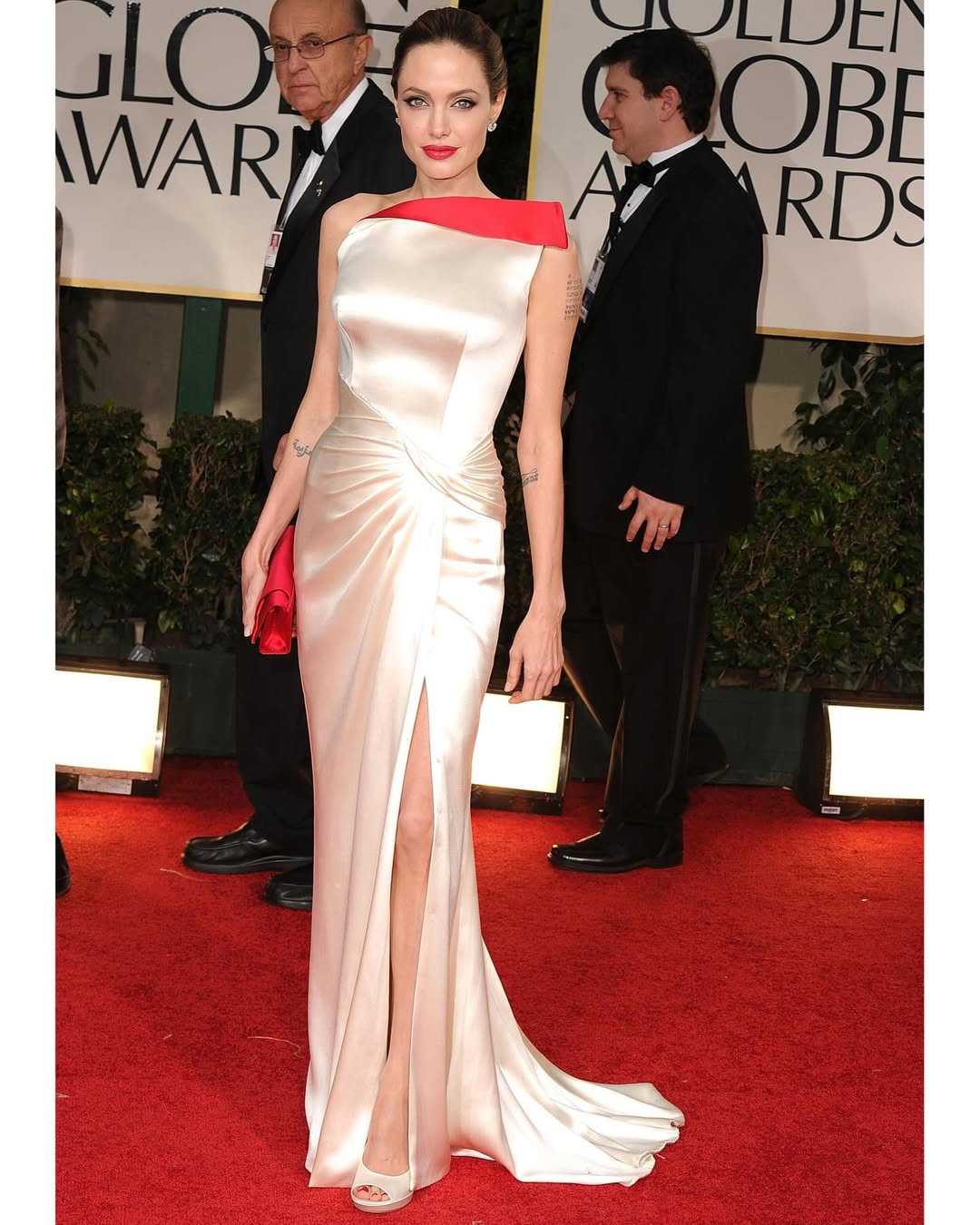 انجلينا جولي بفستان سهرة طويل من الحرير الأبيض