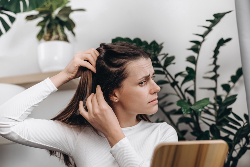 انخفاض الرطوبة الجوية تؤدي إلى تبخر الماء من الجلد وظهور القشرة