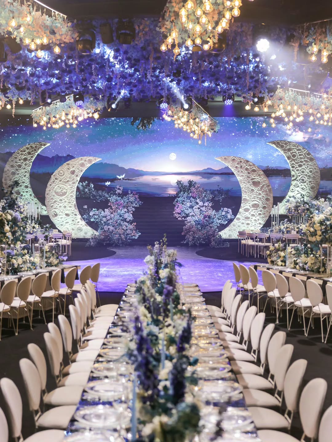 انعكاسات الضوء المتراقصة تعزز البعد الكوني للحفل- تنظيم @naghamweddingplanner