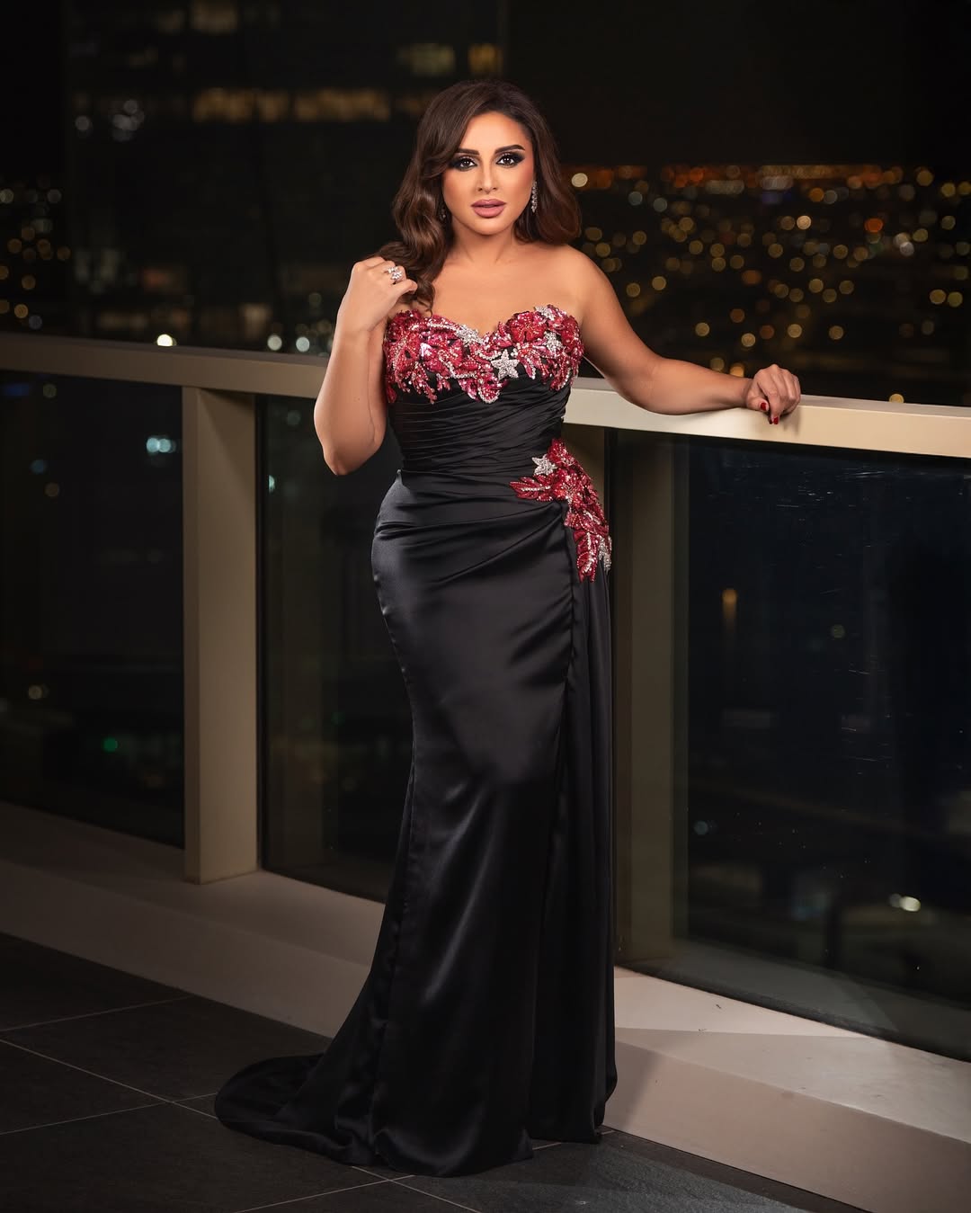 انغام بفستان طويل من الحرير الأسود بقصة سترابلس