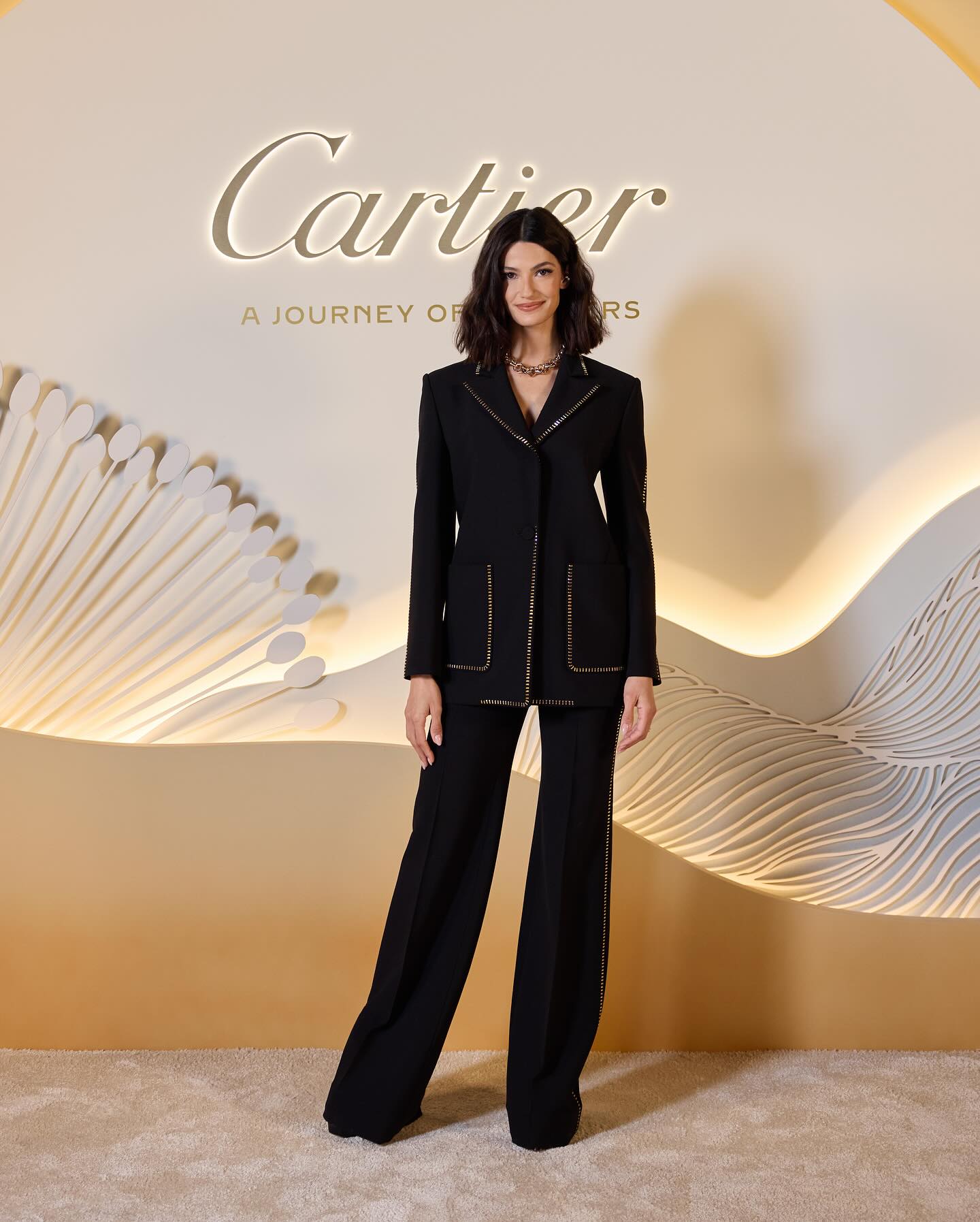 تارا عماد... فخامة البدلة السوداء بتوقيع إيلي صعب